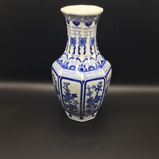 Superbe Vase Hexagonal Chinois Asiatique Bleu et Blanc Décoration Florale Sceau?